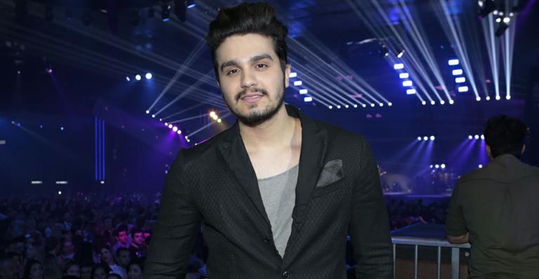 De férias, Luan Santana mostra foto com a namorada, Jade Magalhães