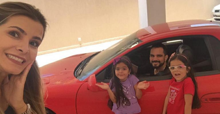Luciano posa com as filhas em carrão e esposa brinca: ‘Perigo constante’