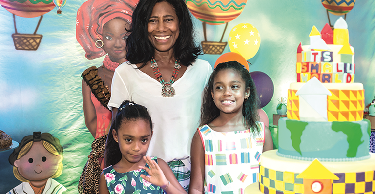 Gloria Maria faz festa com volta ao mundo para filhas