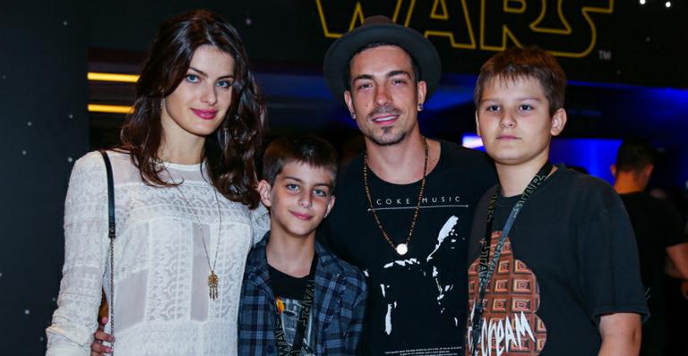Isabeli Fontana curte cinema com Di Ferrero e os filhos em São Paulo