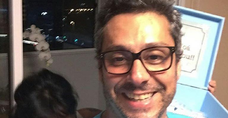 Alexandre Nero comemora o nascimento do filho: “Sorriso bobo-alegre”