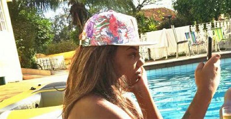 Ludmilla empina o bumbum e aparece só de biquíni à beira da piscina