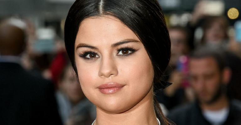 Vídeo: Selena Gomez fica presa em elevador na Paris Fashion Week