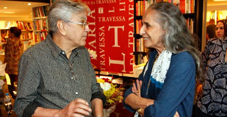 Maria Bethânia lança livro de poesias e ganha o carinho de Caetano Veloso