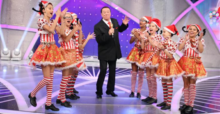 Raul Gil mostra talento com sapateado em programa no SBT