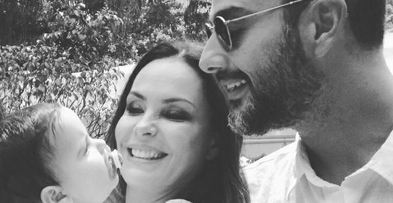Fofura do dia: Carolina Ferraz mostra foto em família