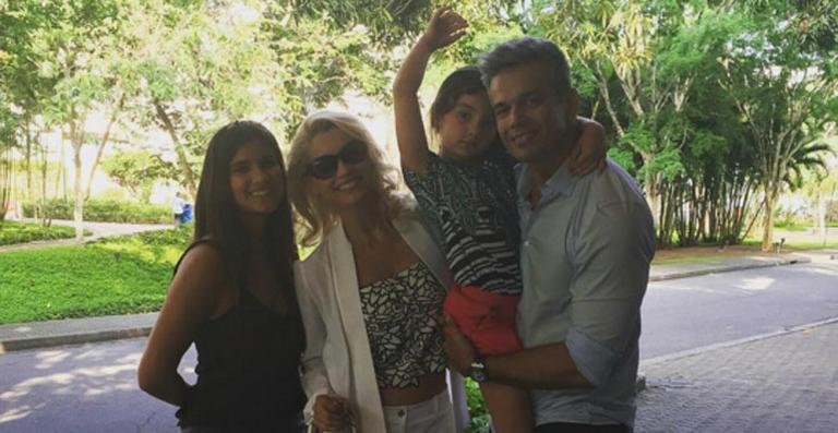 Flávia Alessandra leva a filha caçula para conhecer seu trabalho