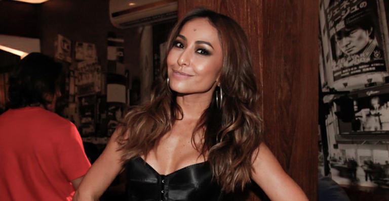 Sabrina Sato brilha em festa de confraternização de seu programa da Record
