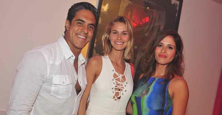 Renata Kuerten e Celina Locks vão à festa de confraternização em estúdio