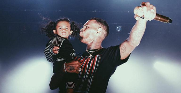 Chris Brown leva a filha para show em Los Angeles
