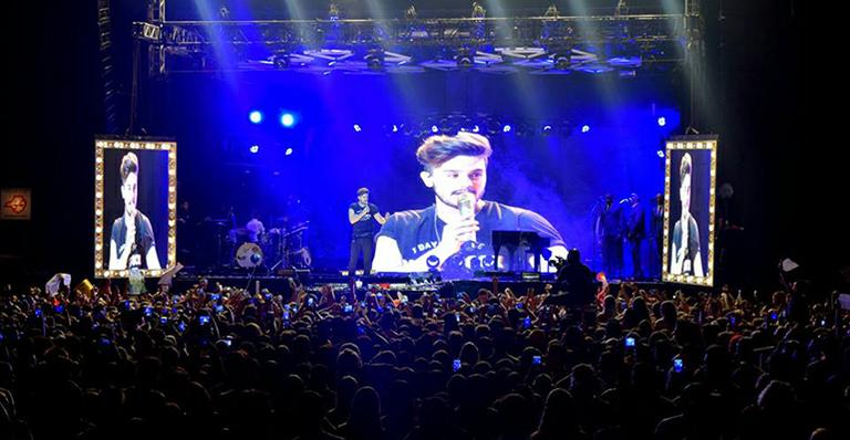 Luan Santana interrompe show e mostra seu carinho pelo amigo Gusttavo Lima
