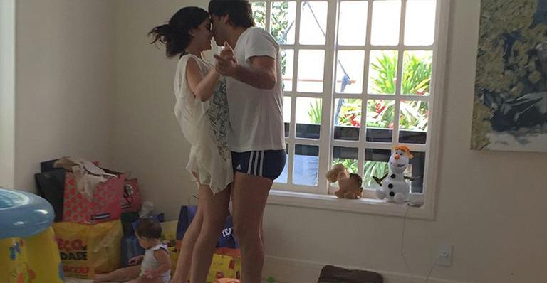 Vanessa Giácomo comemora 1 ano de casada com oração ao eleito