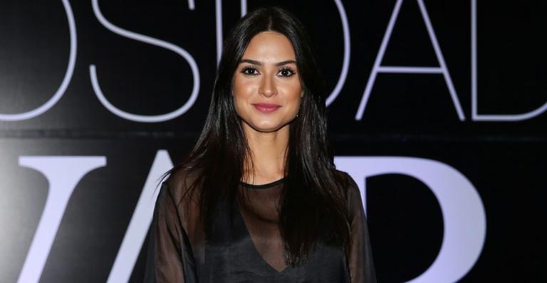 Uau! Thaila Ayala posa sexy de lingerie na cama