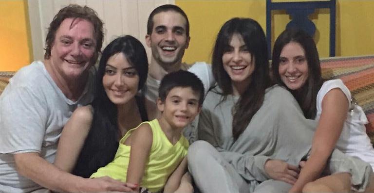 Em férias, Fábio Jr. reúne os cinco filhos e Cleo Pires registra em foto