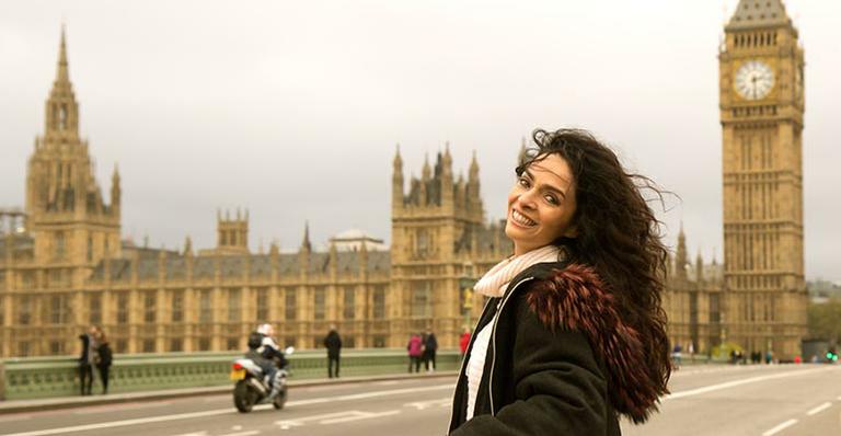 Claudia Ohana conhece Londres e se encanta