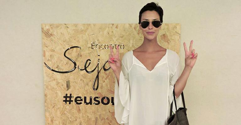 Camila Rodrigues e Gil Coelho participam de bazar beneficente no RJ