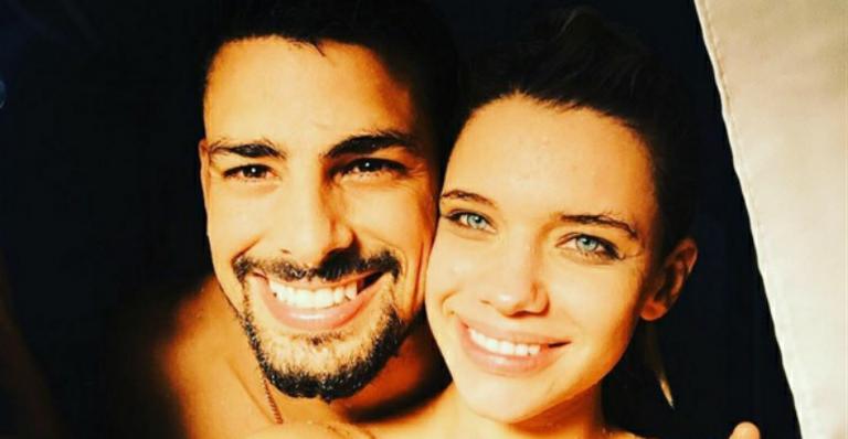 Cauã Reymond posa sem camisa ao lado de Bruna Linzmeyer e declara: “Minha super parceira”
