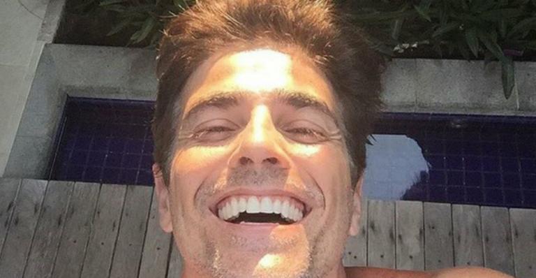 Reynaldo Gianecchini posa sorridente com sol no cabelo e brinca: “Vixe! Ruivo?”