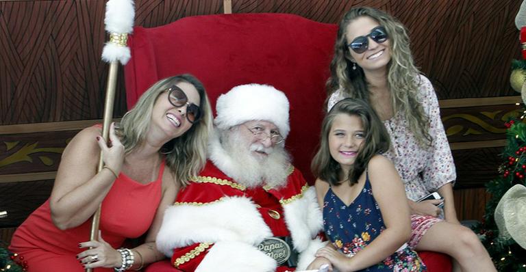 Andréia Sorvetão posa com as filhas ao lado do Papai Noel em shopping