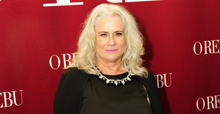 Vera Holtz se fantasia de árvore natalina para dar Feliz Natal aos fãs