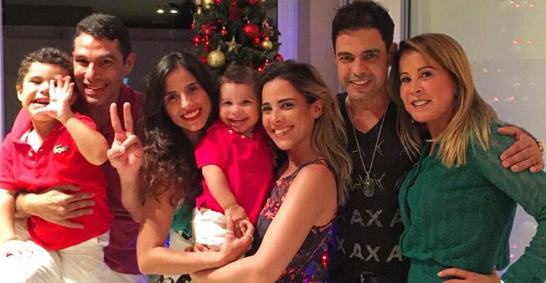 Zezé di Camargo e Zilu Godoi aparecem abraçados em foto de Natal da família Camargo