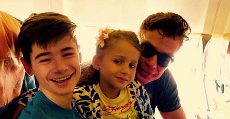 De folga, Fábio Assunção viaja com os filhos Ella Felipa e João