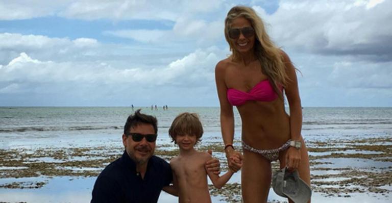 Adriane Galisteu curte férias em família na Bahia