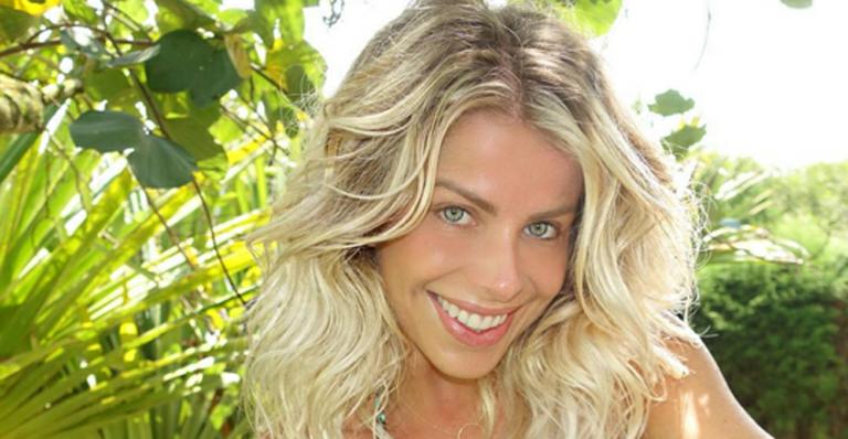 Aos 39 anos, Karina Bacchi posa de biquíni e ganha enxurrada de elogios