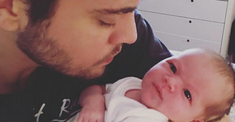 Rodrigo Godoy paparica a neta de Preta Gil: “Vodrasto”