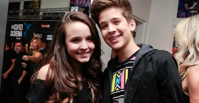 João Guilherme festeja os 15 anos da namorada, Larissa Manoela