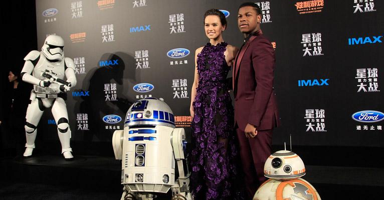 Daisy Ridley e John Boyega, protagonistas do novo Star Wars, lançam o filme na China