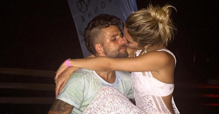 Bruno Gagliasso e Giovanna Ewbank trocam carinhos em viagem com amigos a Fernando de Noronha
