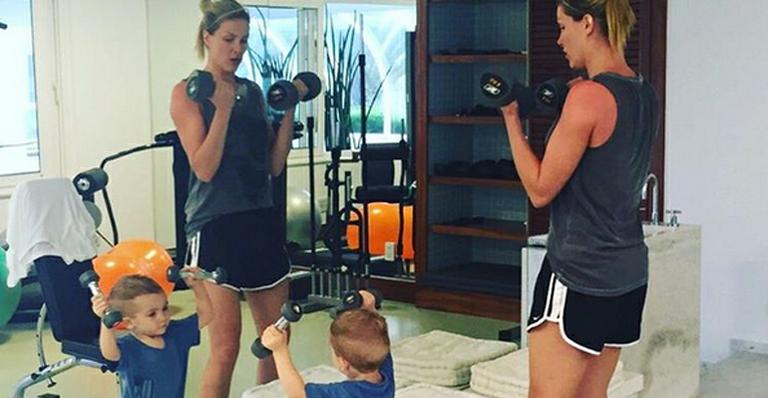 Que fofo! Filho de Ana Hickmann acompanha a mãe na malhação