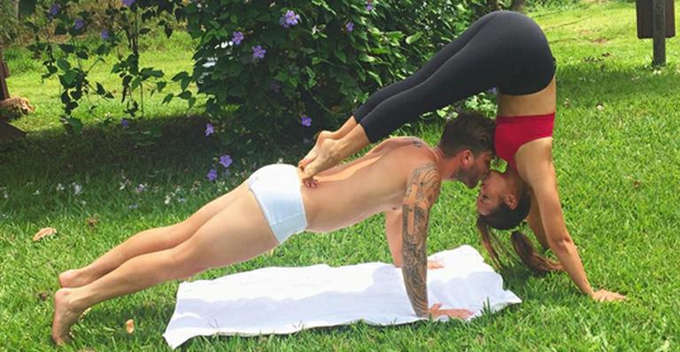 Carol Nakamura e Aislan Lottici mostram elasticidade em fotos