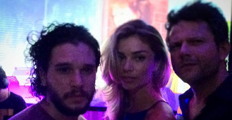 Selton Mello comemora aniversário com Grazi e Kit Harington, de ‘Game of Thrones’