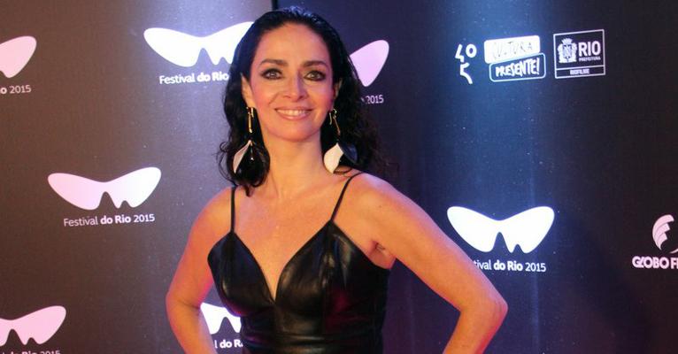 Aos 52 anos, Claudia Ohana exibe corpo perfeito em foto de biquíni