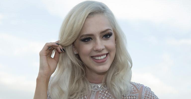 Sophia Abrahão radicaliza o visual e fica com os cabelos platinados