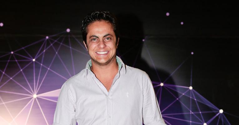 De sunga, Thammy Miranda aproveita piscina com Andressa Ferreira em Trancoso