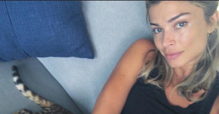 Grazi Massafera mostra seu gatinho e posa de cara limpa