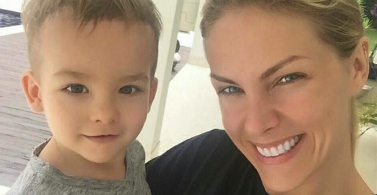 Filho de Ana Hickmann esbanja estilo para ir ao médico