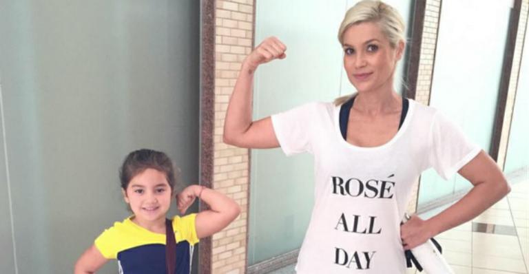 Flávia Alessandra mostra a filha Olívia se divertindo com borboleta