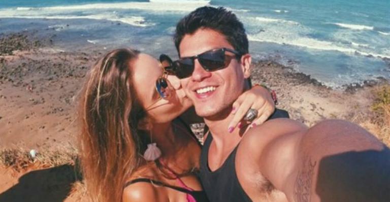 Arthur Aguiar posa em clima de romance com a namorada e se declara: “Presente que ganhei”