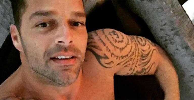 Aos 44 anos, Ricky Martin aparece só de sunga e exibe toda a sua boa forma