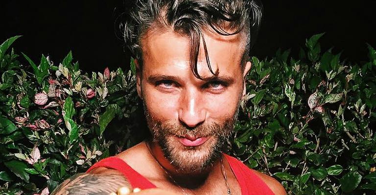 Bruno Gagliasso vai de vestido ao aniversário de Paulinho Vilhena e causa furor