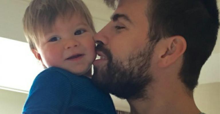 Shakira mostra foto fofa de Gerard Piqué com o filho caçula, Sasha: ‘Me derreto’