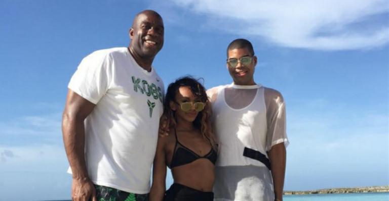 Filho de Magic Johnson ousa no modelito durante férias em família no Caribe