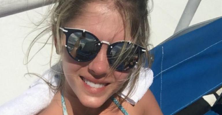 Bárbara Evans exibe corpo em forma antes do treino