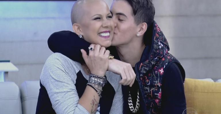 Biel relata batalha da mãe contra o câncer e ganha elogio: ‘Está lutando comigo’