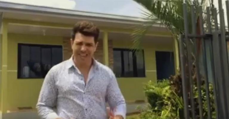 Após vencer o BBB, Cézar Lima entrega casa que construiu para os pais