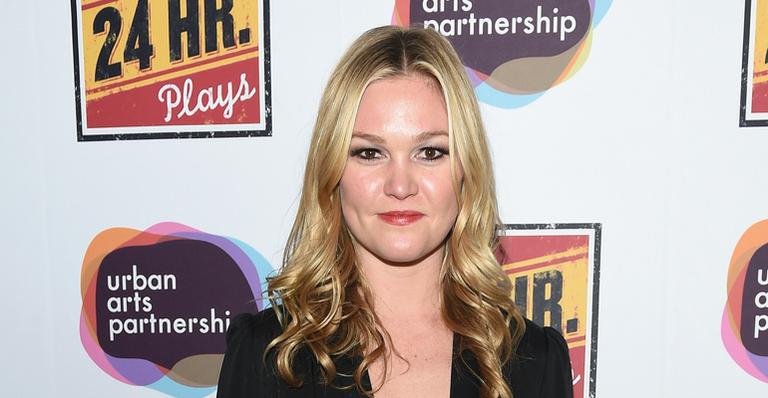 Aos 34 anos, Julia Stiles é surpreendida com pedido de casamento